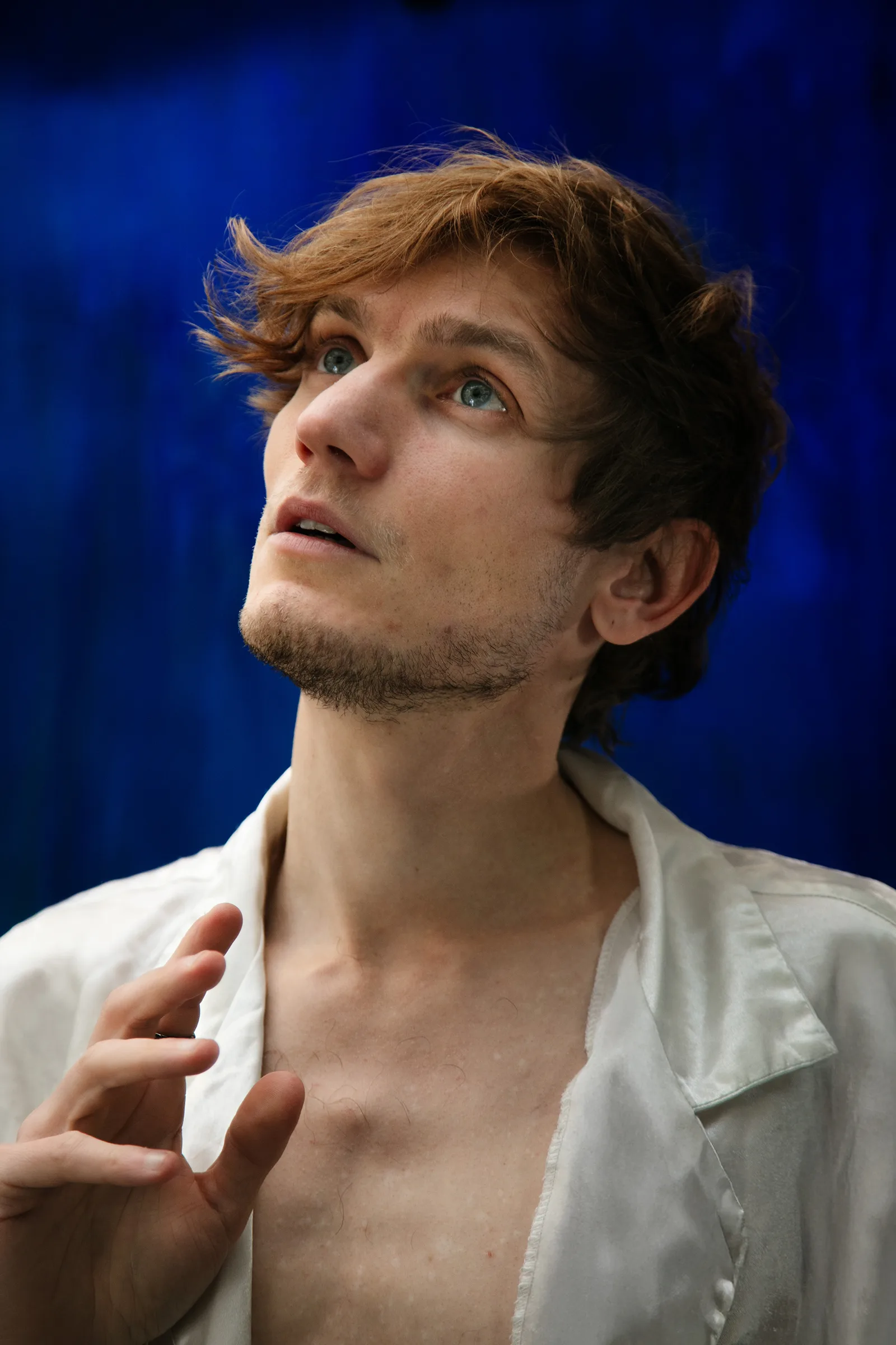 Portrait artistique de comédien sur fond bleu
