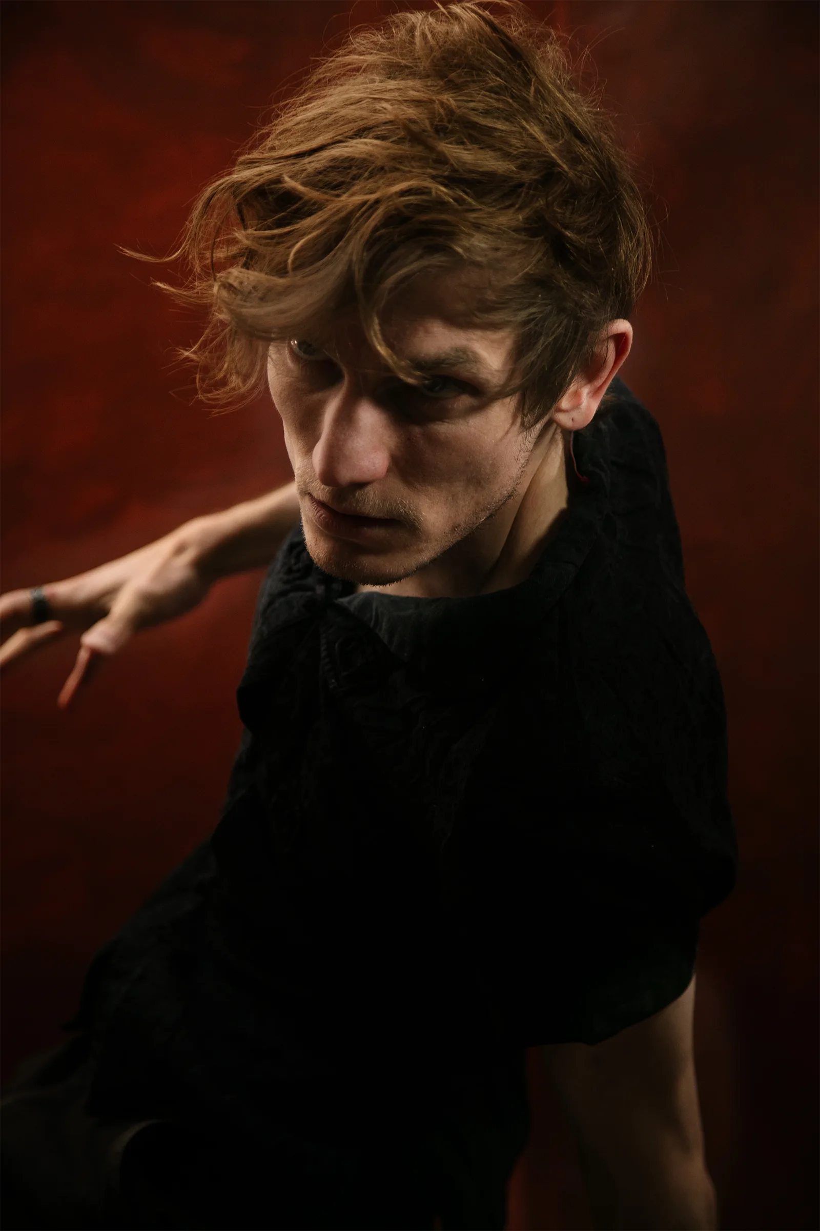 Portrait artistique de comédien sur fond rouge